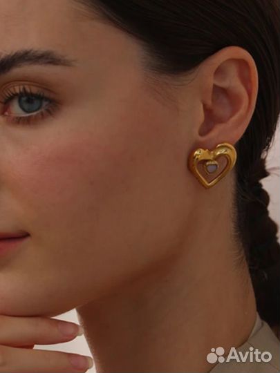 Серьги в форме сердца с камнем в серебре