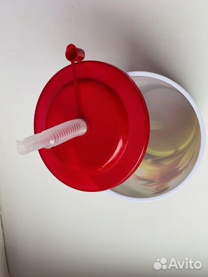 Кружка пластиковая с крышкой и трубочкой