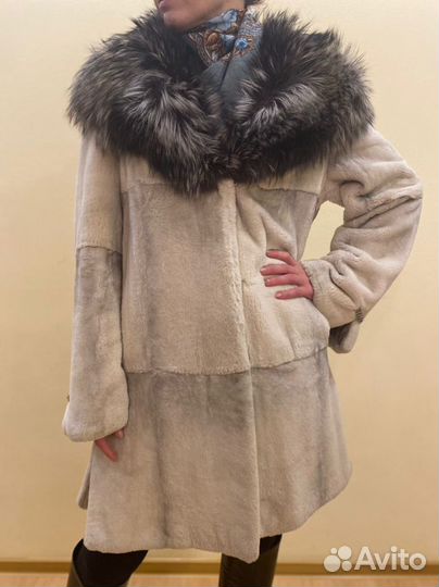 Шуба с капюшоном из чернобурки