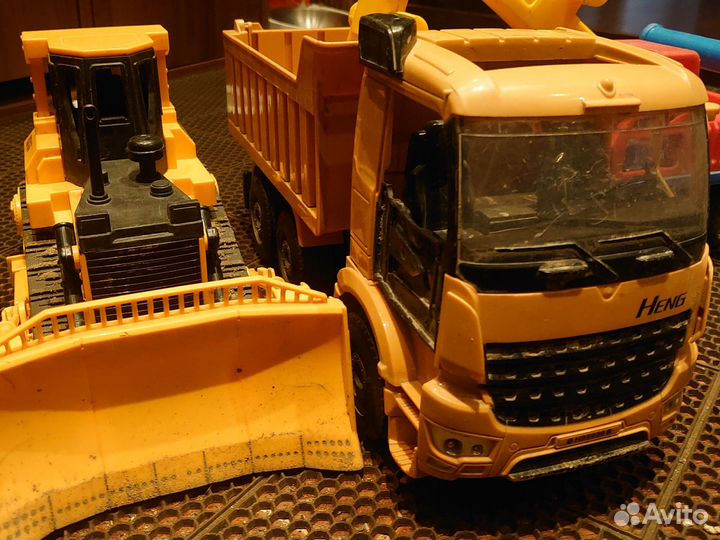 Разные игрушки для мальчика