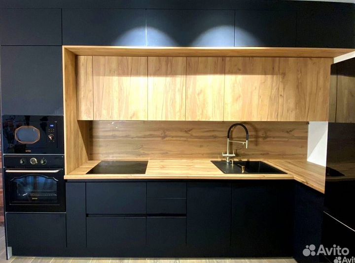 Угловая в потолок кухня на заказ