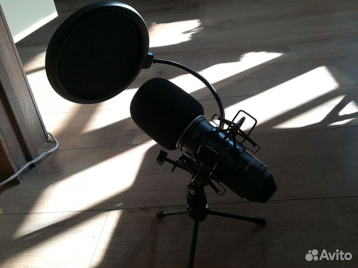 Студийный конденсаторный микрофон