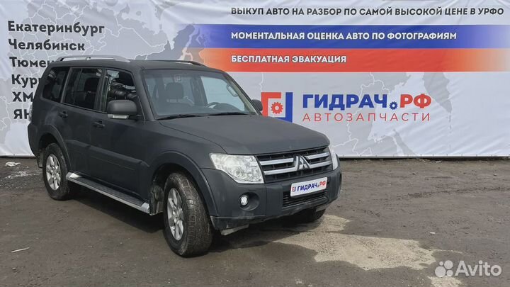 Обшивка двери багажника левая Mitsubishi Pajero (V