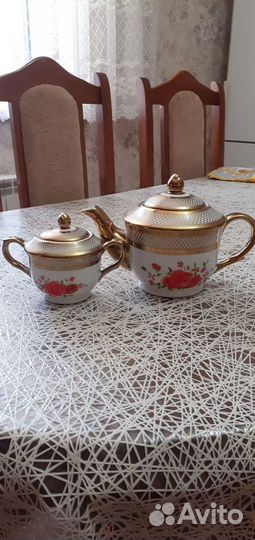 Чайник и сахарница