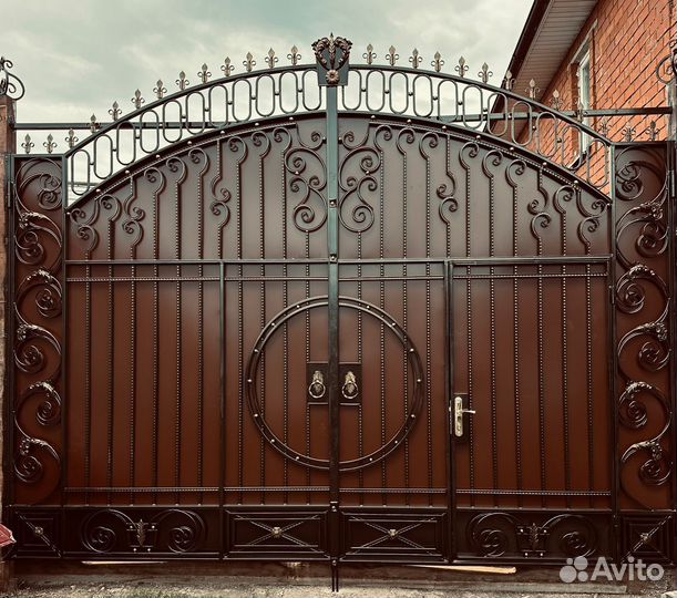 Ворота с элементами ковки