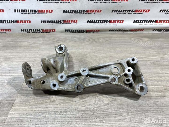 Кронштейн рычага левый передний левый Skoda