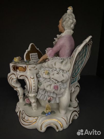 Фарфоровая статуэтка