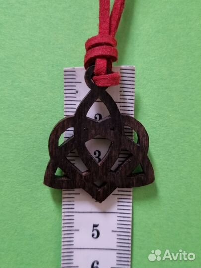 Кельтский узел оберег на шею из дерева