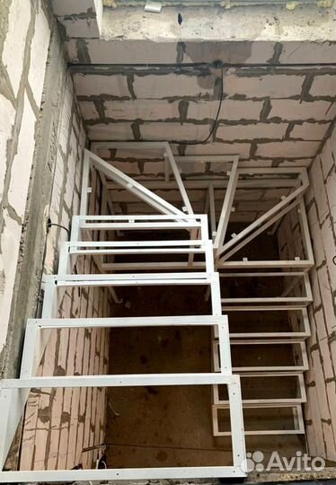 Лестничные перила кованные с монтажем