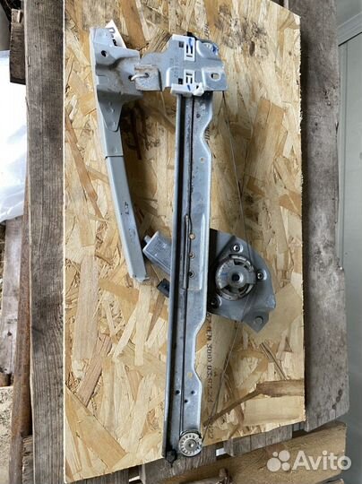 Стеклоподъемник передний электрический Рено Дастер