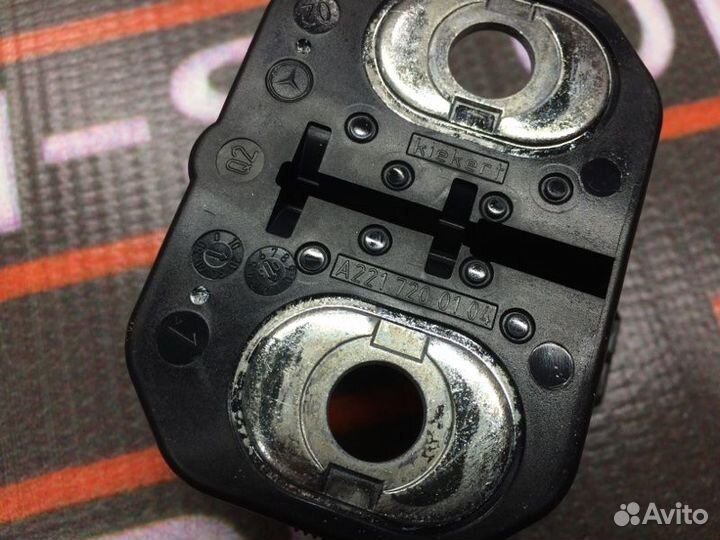 Петля замка двери Mercedes-Benz S-Class W221