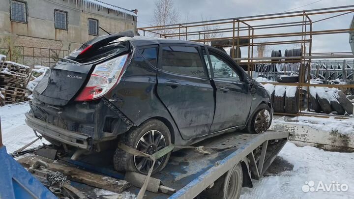 Накладка стекла заднего правого Hyundai Solaris 83