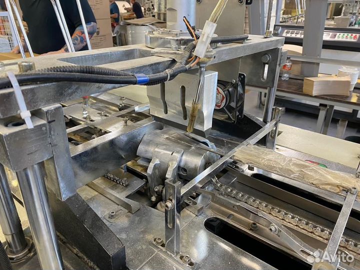 Автоматизированная машина для формовки бумажных ко