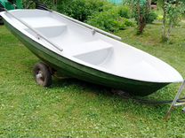 Гребная пластиковая лодка