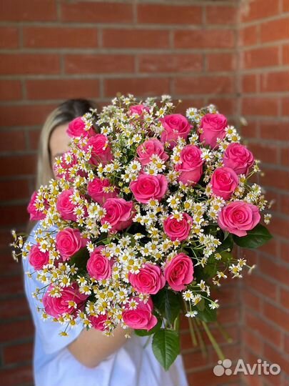 Букет цветов розы и ромашки