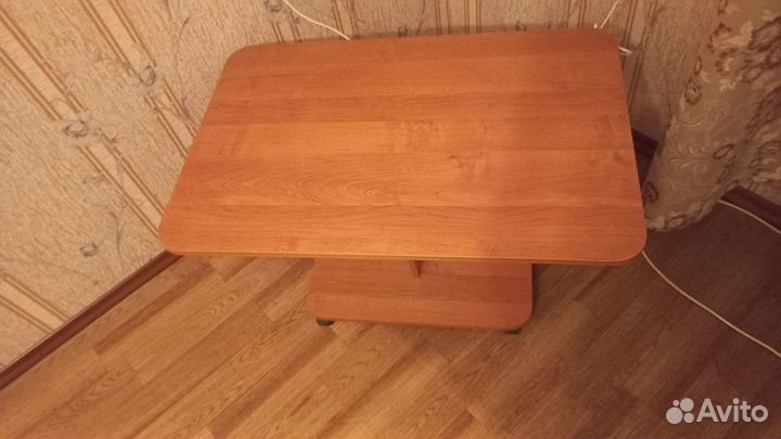 Продам столы и тумбочки б/у