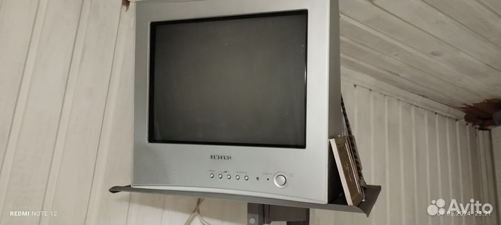 Продам телевизор б/у, с подставкой и антенной