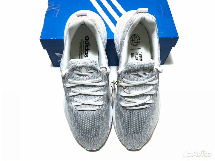 Светлые кроссовки adidas Swift Run 22 GZ3499