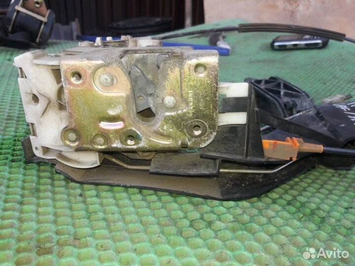 Замок двери передний правый Ford Focus 1 2001