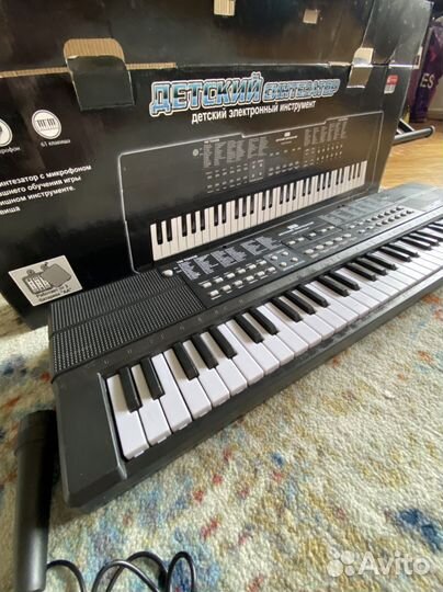 Детский синтезатор с микрофоном на 61 клавишу