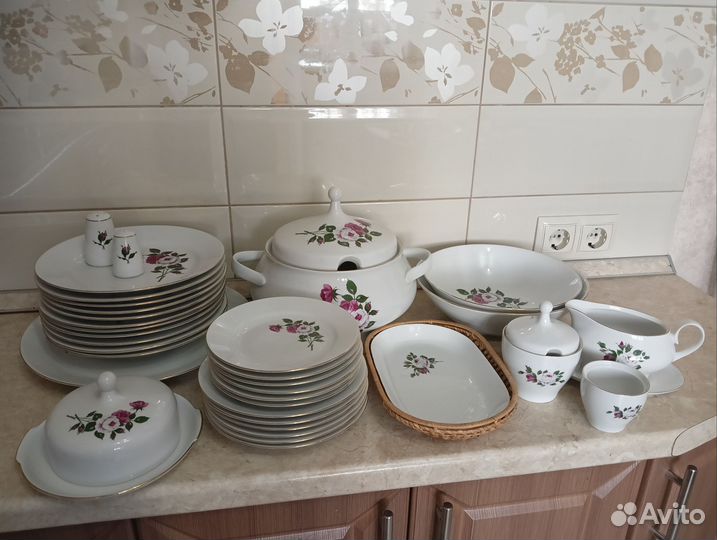 Набор столовой посуды,розы