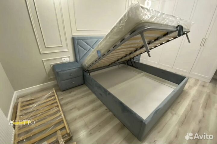 Кровать двуспальная с подъемным механизмом