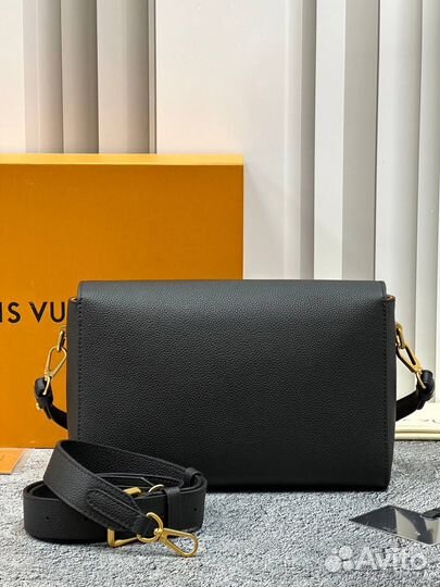 Сумка Soft Twist Louis Vuitton