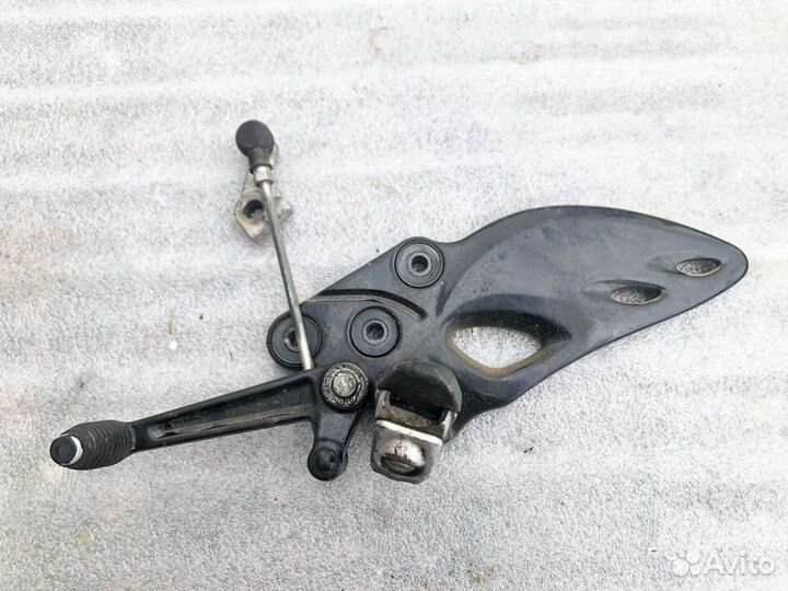 Suzuki GSX1300R 08 левый кронштейн водительский