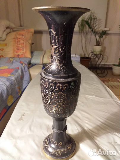 Две индийские вазы и подсвечник