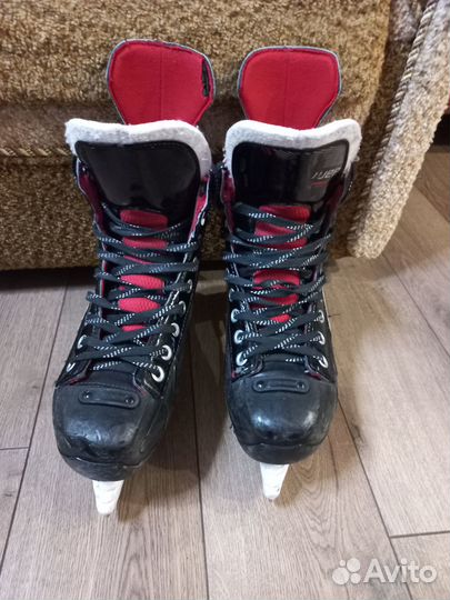 Продаются коньки хоккейные взрослые,шлем и щитки
