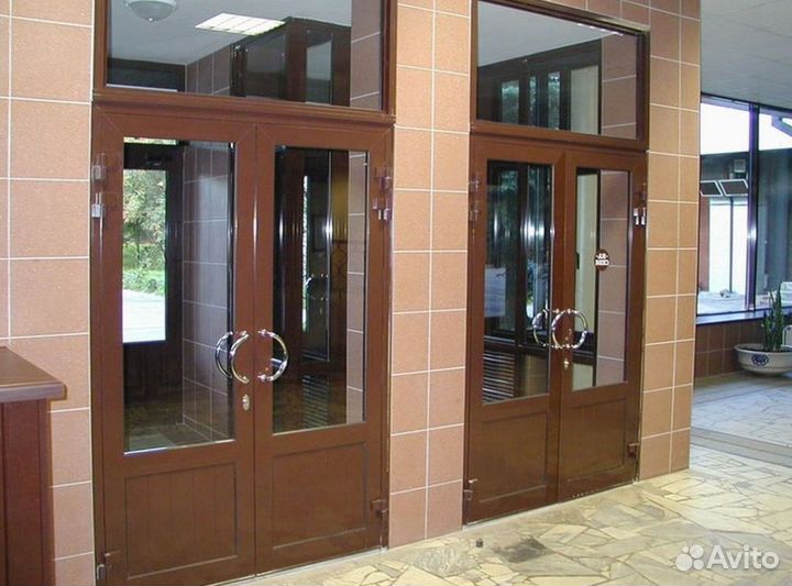 Пластиковая дверь / входная группа