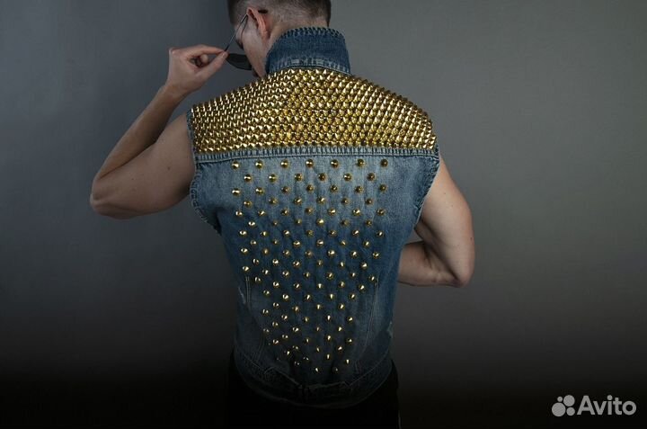 Джинсовая жилетка голубая с золотистыми клёпками