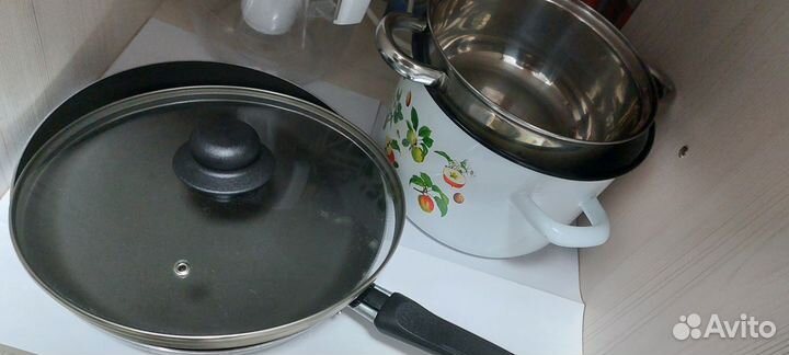 Пакет вещей и кухонная утварь