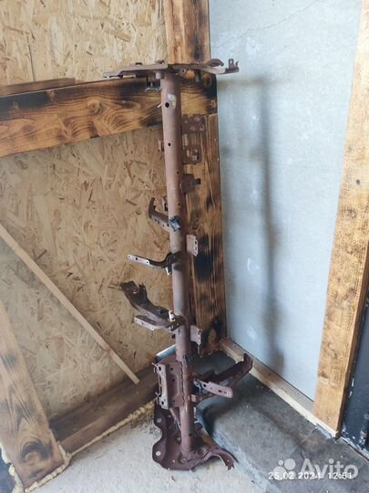 Салонная распорка под торпедо Ниссан Лиф