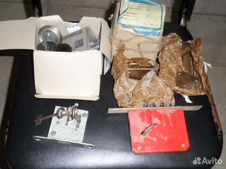 Замок дверной накладной