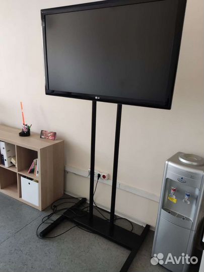 Кронштейн для телевизора напольный