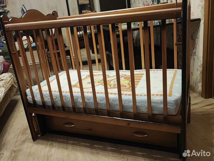 Детская кроватка с продольным маятником