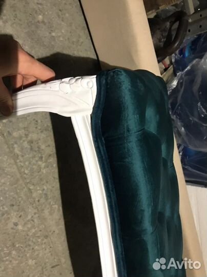 Оттоманка синяя с белыми ножками Kina narrow