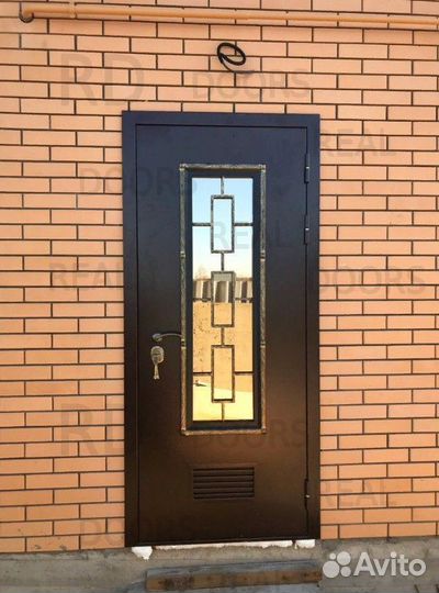 Металлическая входная дверь с окном