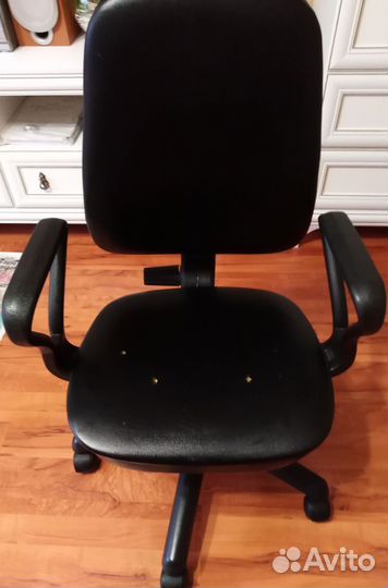 Компьютерное кресло из кожи бу