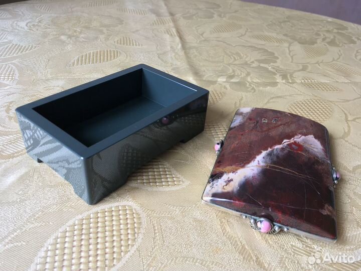 Шкатулка из нефритового змеевика и яшмы