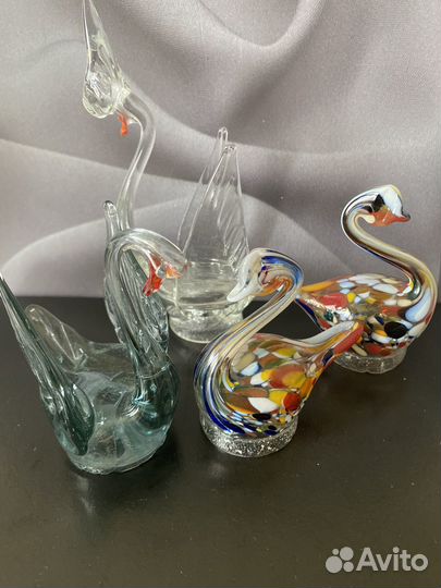 Лебедь и гуси из цветного стекла