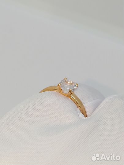 Золотое кольцо с фианитом 15,5р