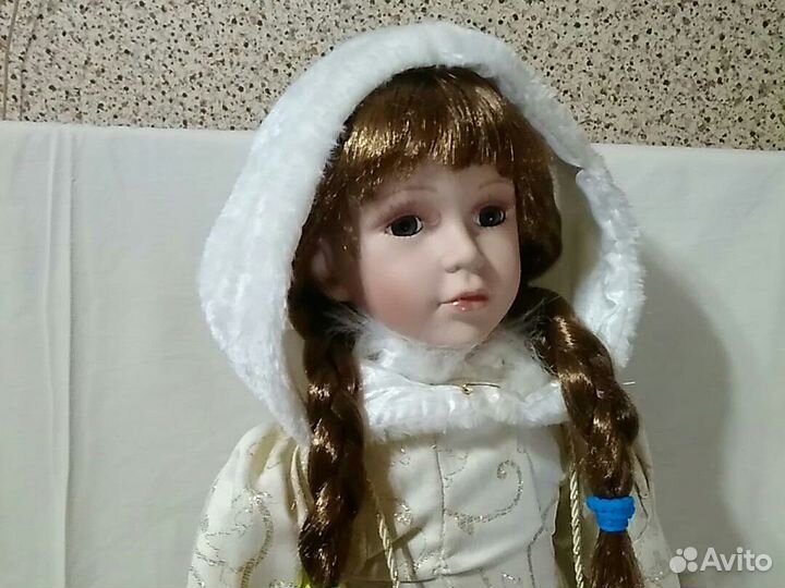 Кукла фарфоровая
