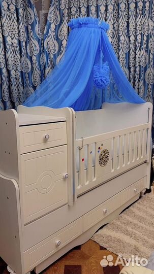 Детская кроватка с маятником и комодом