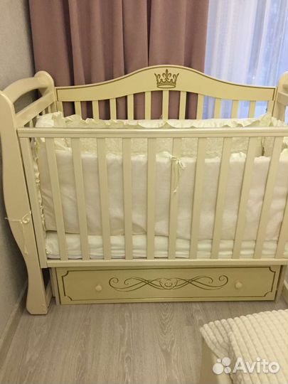 Детская кроватка с маятником и ящиком