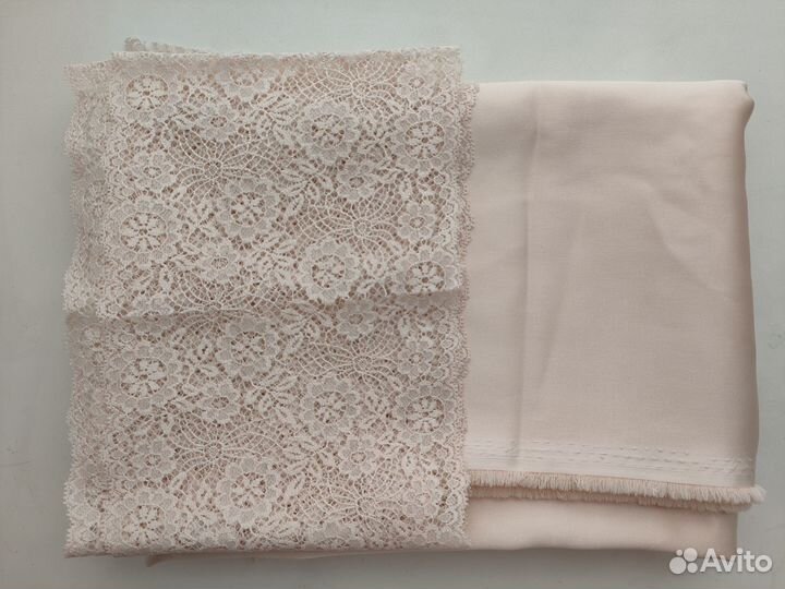 Отрез ткани атласа и кружево