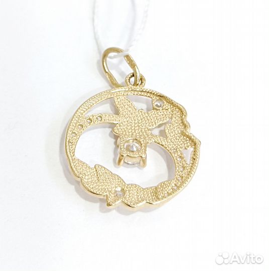 Золотая подвеска с камнем