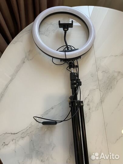На доставке уже Кольцевая лампа со штативом