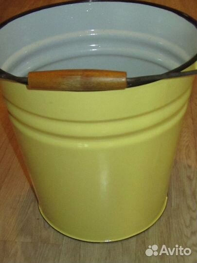Эмалированное ведро с крышкой